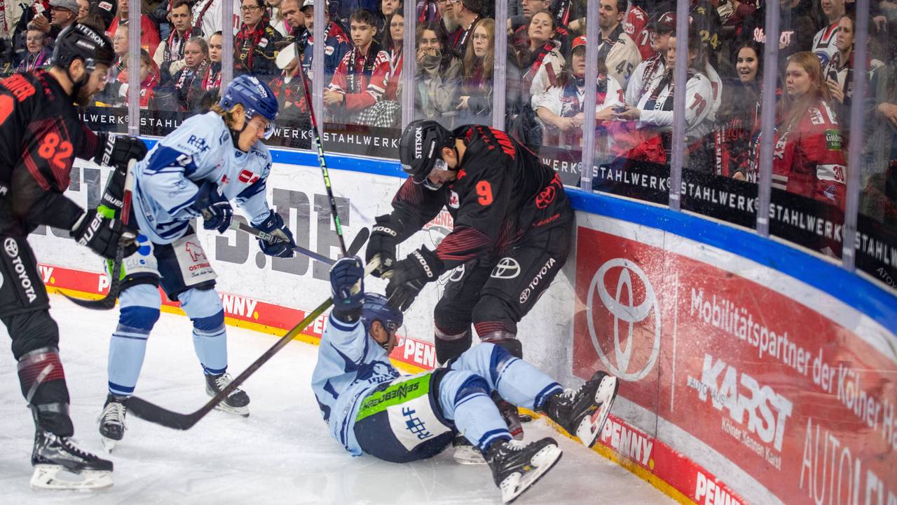 Maximilian Kammerer (KEC) im Duell mit den Straubing Tigers.