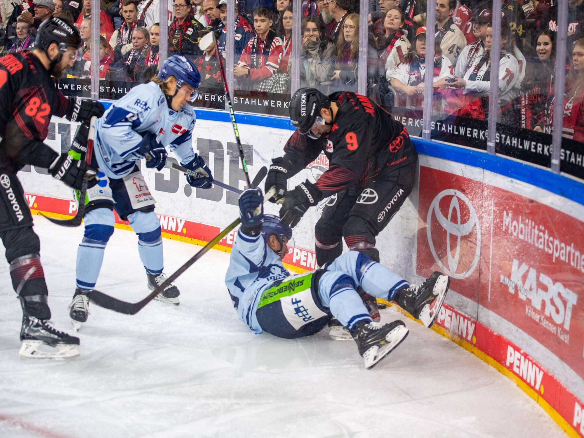 Maximilian Kammerer (KEC) im Duell mit den Straubing Tigers.