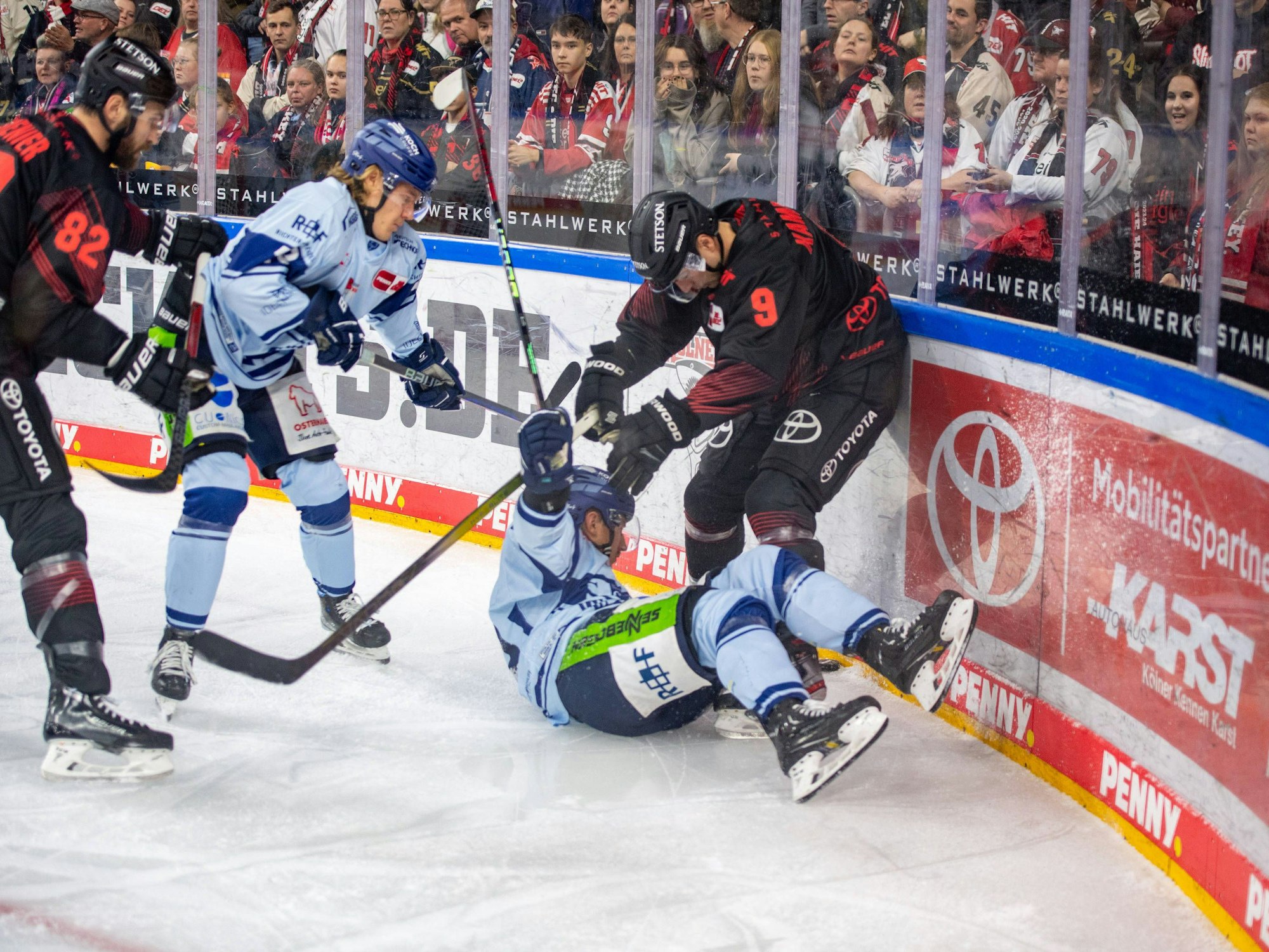 Maximilian Kammerer (KEC) im Duell mit den Straubing Tigers.