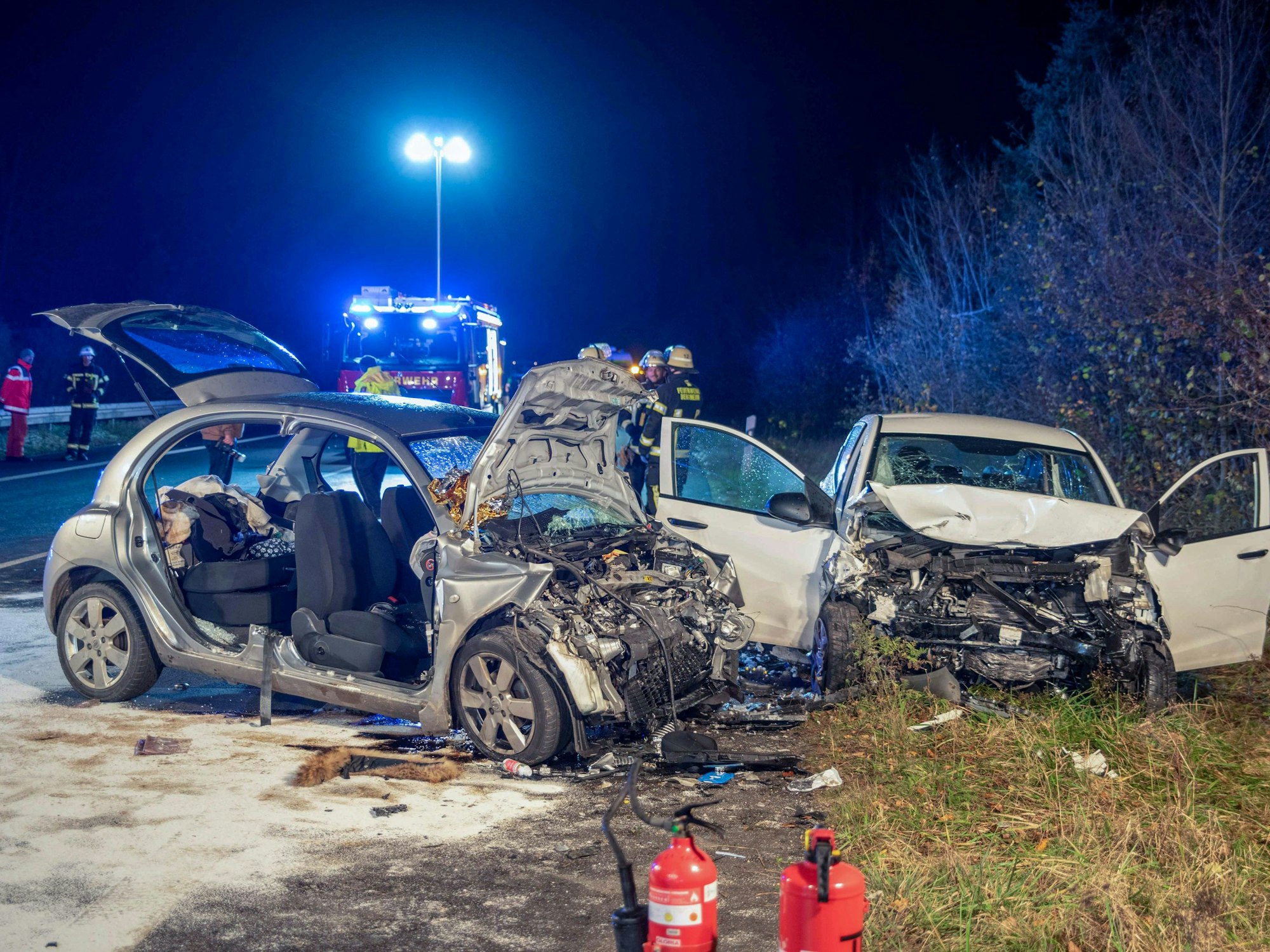 Zwei zerstörten PKWs stehen am Straßenrand der B477.