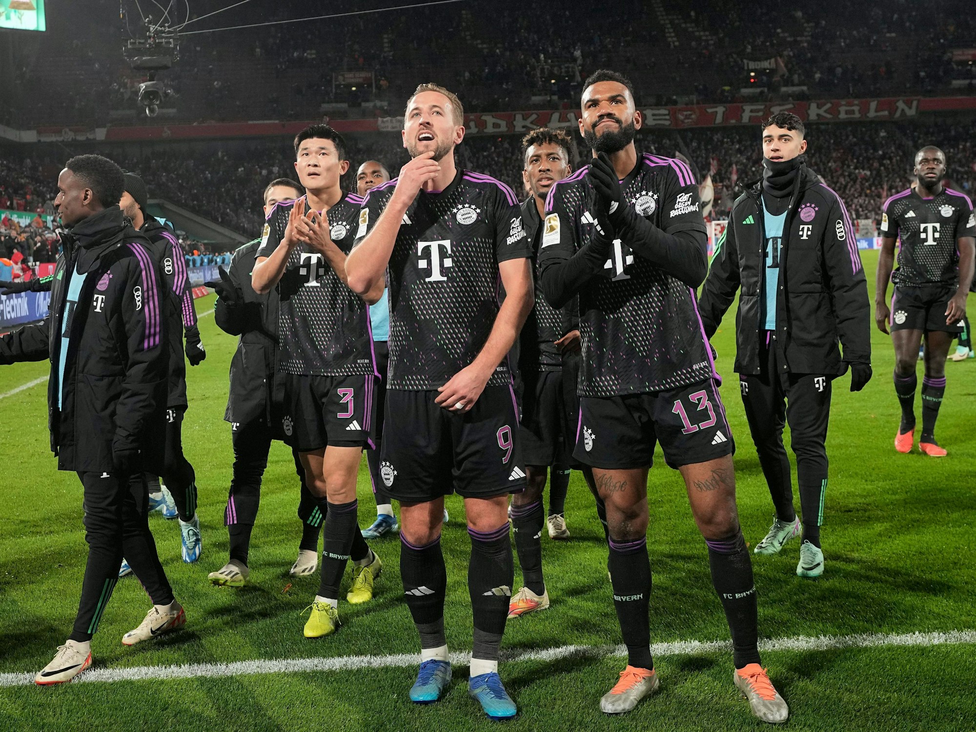 Bayerns Harry Kane vor den Fans.