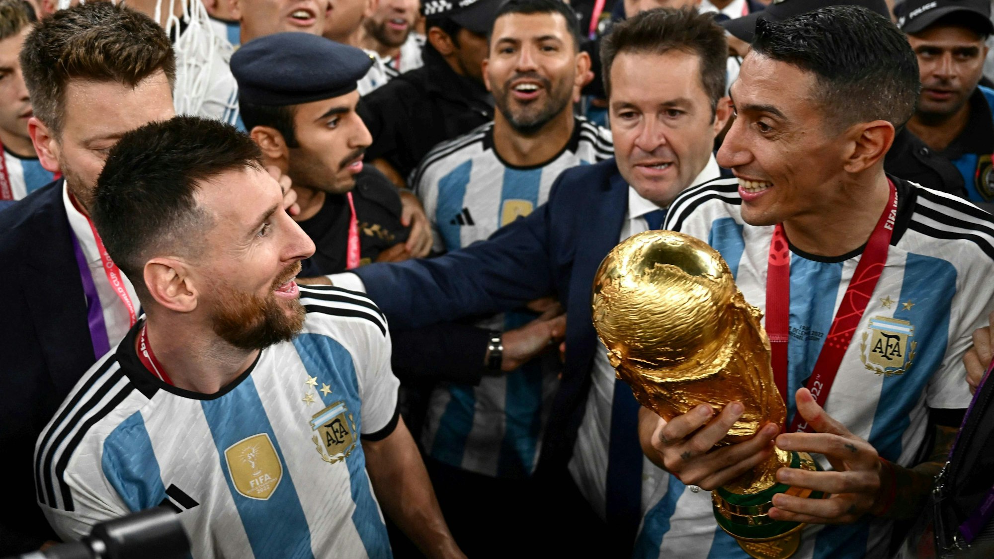 Angel di Maria (r.) hält nach dem WM-Finale gegen Frankreich den Pokal in der Hand.