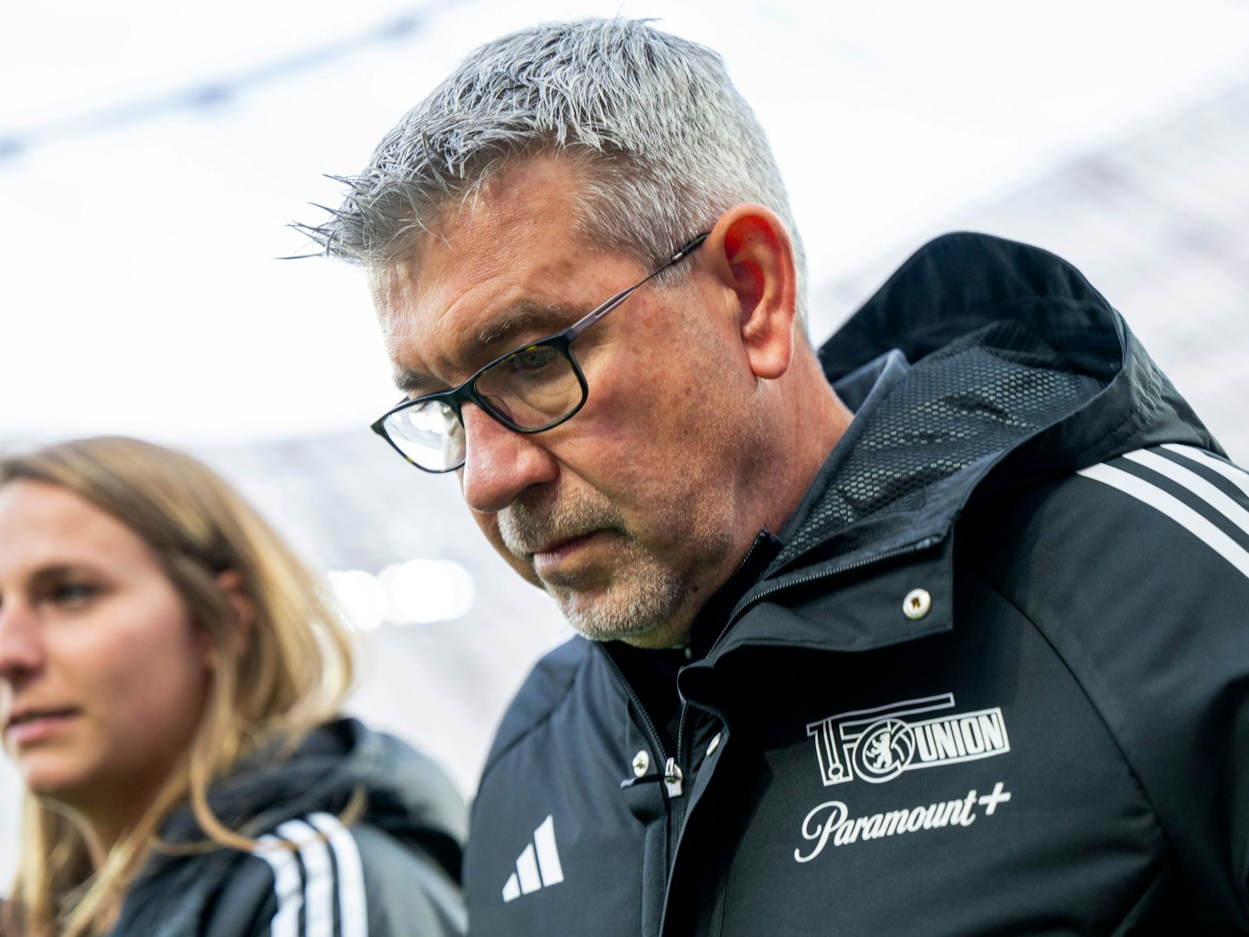 Urs Fischer geht mit gesenktem Kopf nach einer Niederlage mit Union Berlin aus dem Stadion.