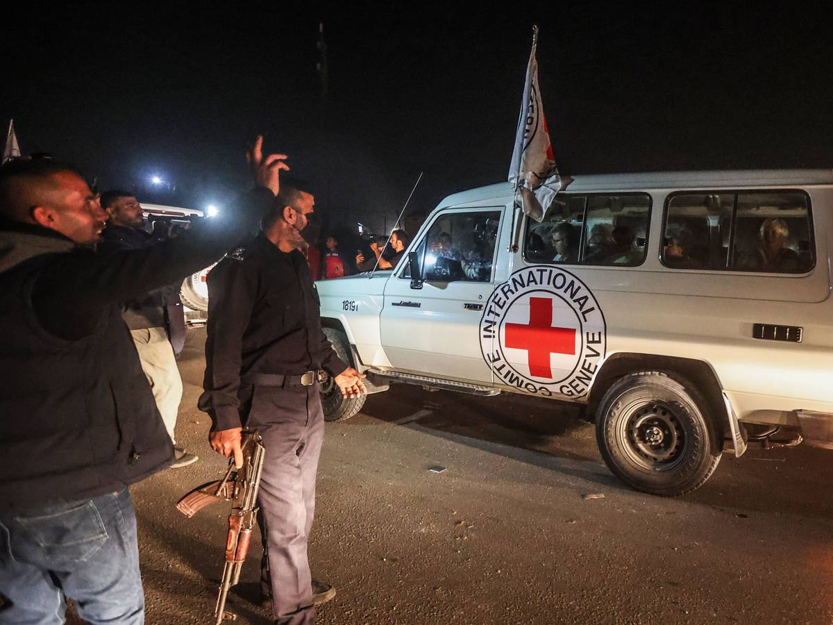 Ein Fahrzeug des Roten Kreuzes, in dem vermutlich Geiseln transportiert werden, die während des Angriffs auf Israel am 7. Oktober 2023 von Hamas-Kämpfern entführt wurden, kommt an der Grenze von Rafah im südlichen Gazastreifen an, wo ein Austausch von Geiseln und Gefangenen zwischen der Hamas und Israel vereinbart wurde.