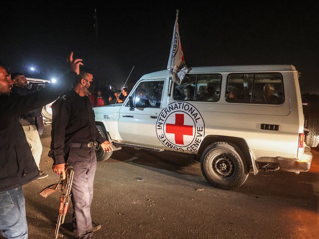 Ein Fahrzeug des Roten Kreuzes, in dem vermutlich Geiseln transportiert werden, die während des Angriffs auf Israel am 7. Oktober 2023 von Hamas-Kämpfern entführt wurden, kommt an der Grenze von Rafah im südlichen Gazastreifen an, wo ein Austausch von Geiseln und Gefangenen zwischen der Hamas und Israel vereinbart wurde.