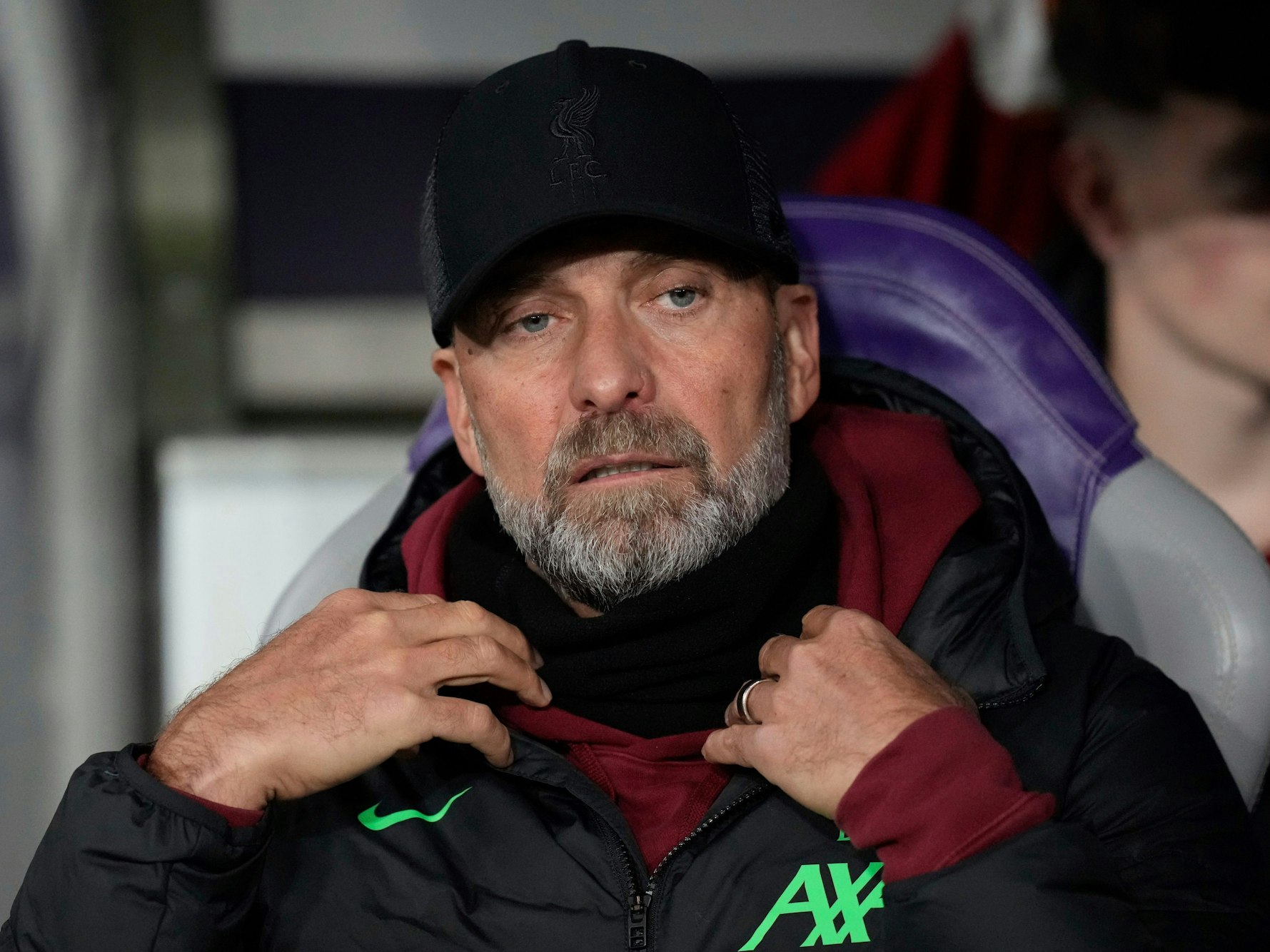 Jürgen Klopp, Trainer von FC Liverpool, schaut vor dem Beginn des Fußballspiels im Toulouse-Stadion in die Runde.