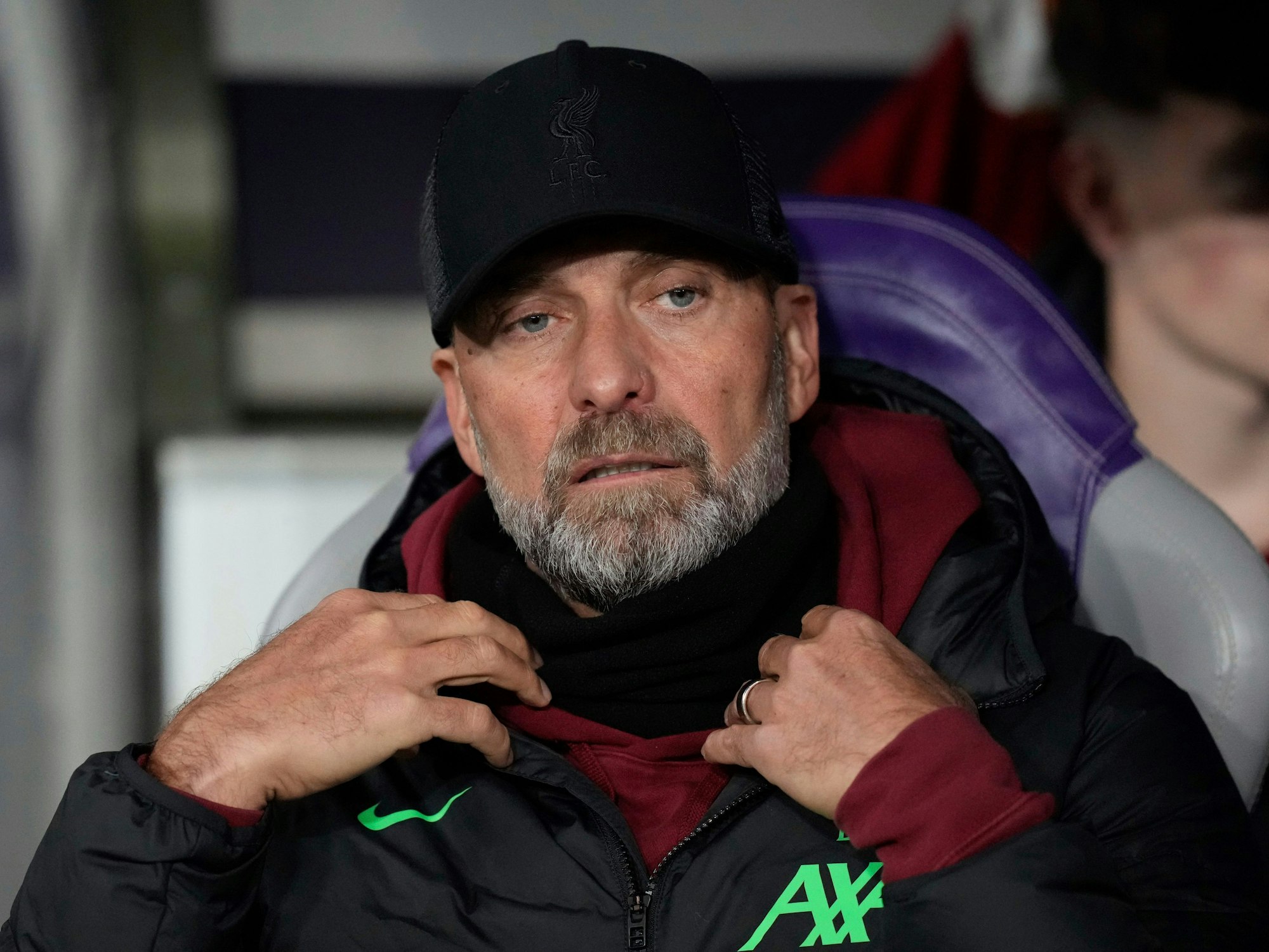 Jürgen Klopp, Trainer von FC Liverpool, schaut vor dem Beginn des Fußballspiels im Toulouse-Stadion in die Runde.