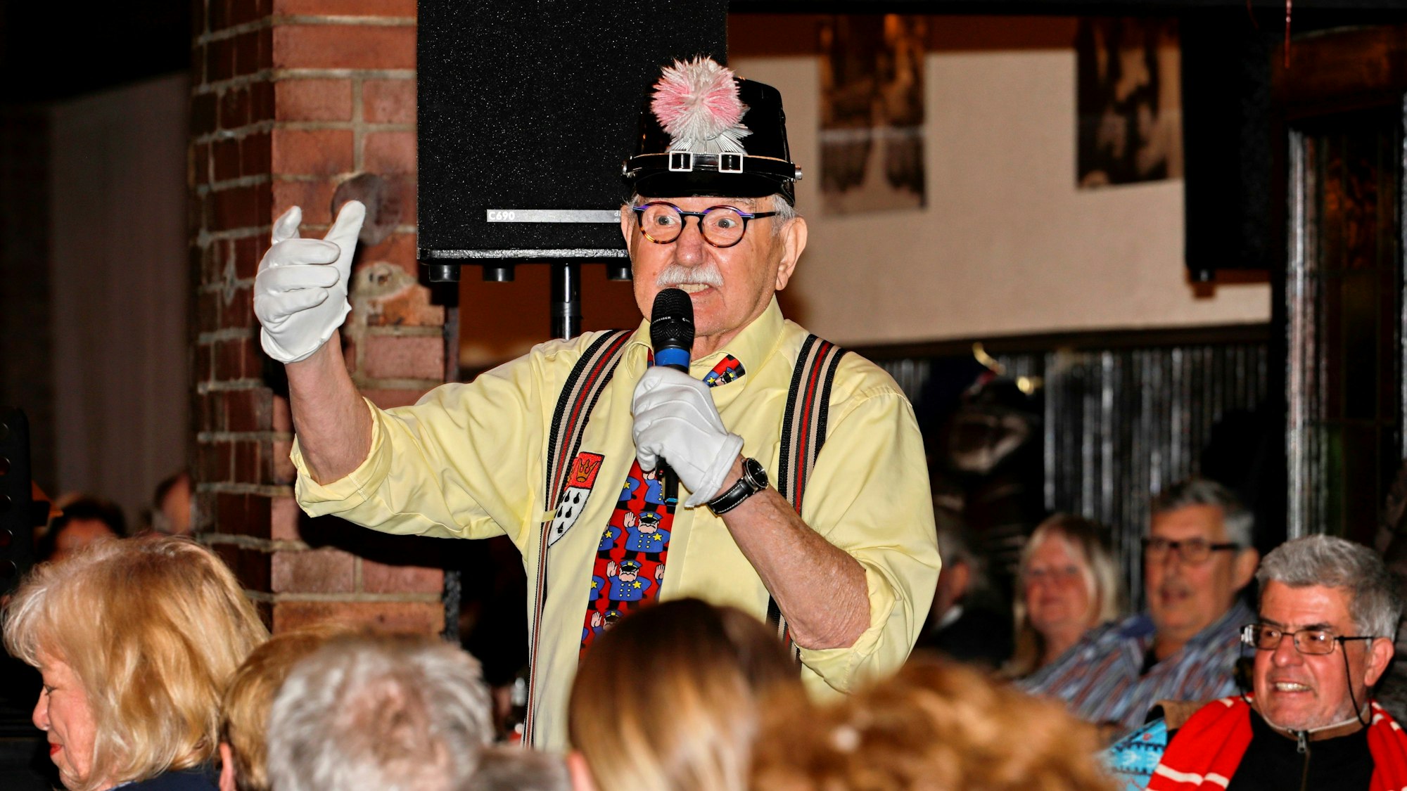 Jupp Menth im gelben Hemd bei einem Auftritt als Ne kölsche Schutzmann.