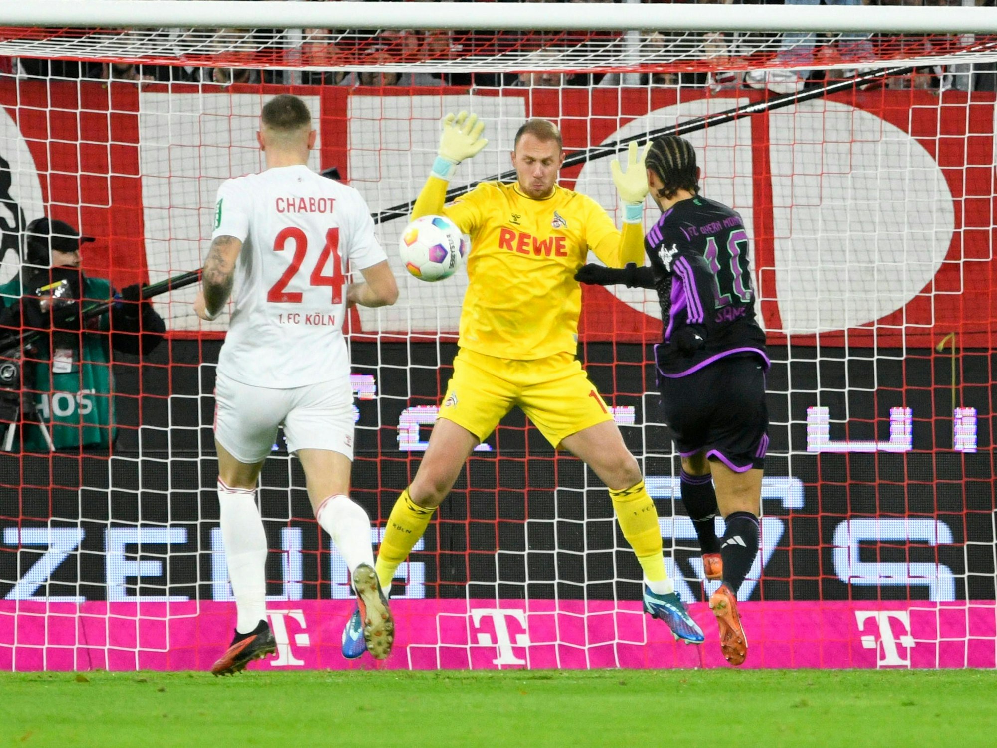 Marvin Schwäbe pariert gegen Leroy Sané.