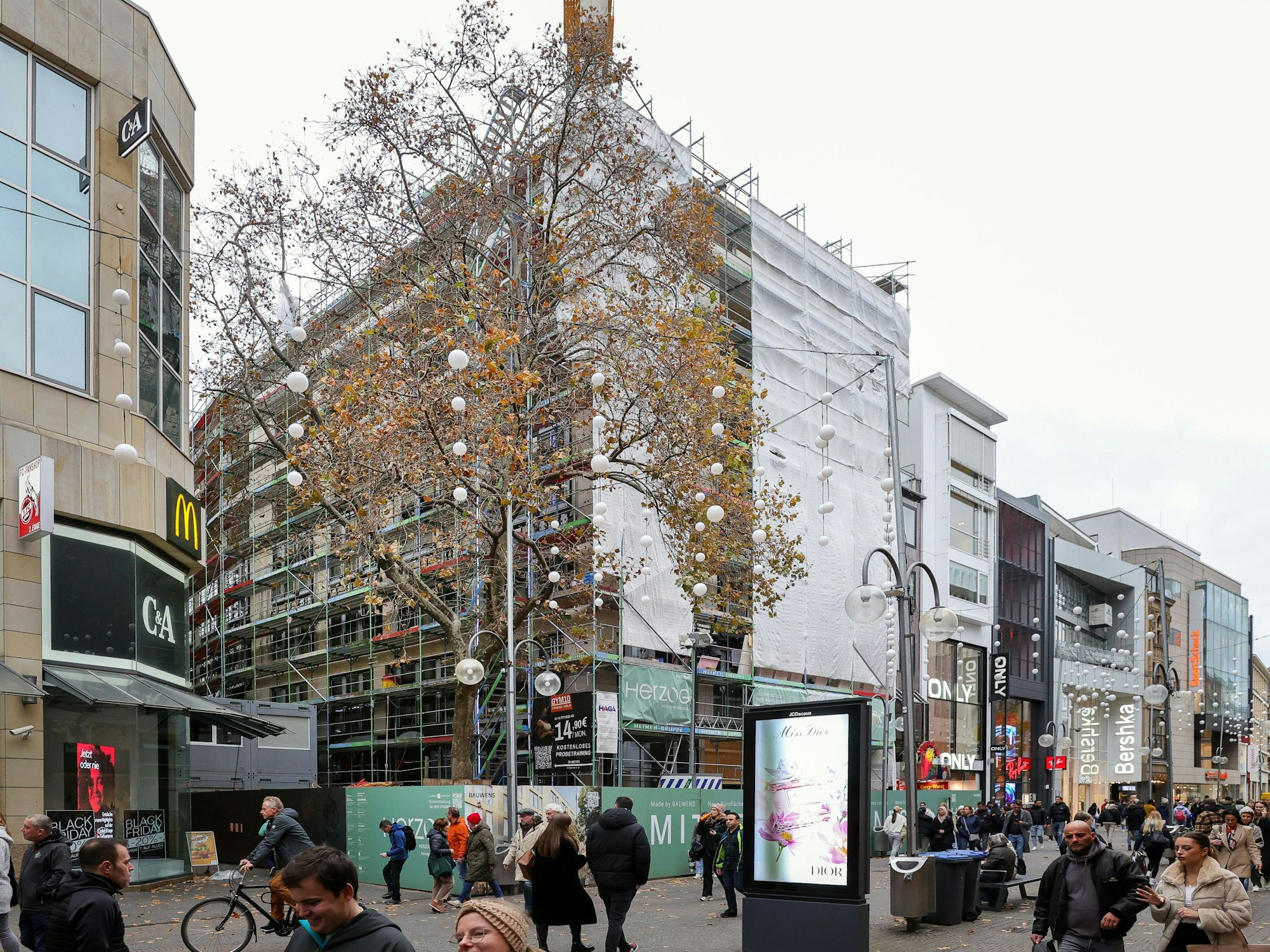 Die „Herzog“-Baustelle auf der Kölner Einkaufsstraße Schildergasse feiert Richtfest.