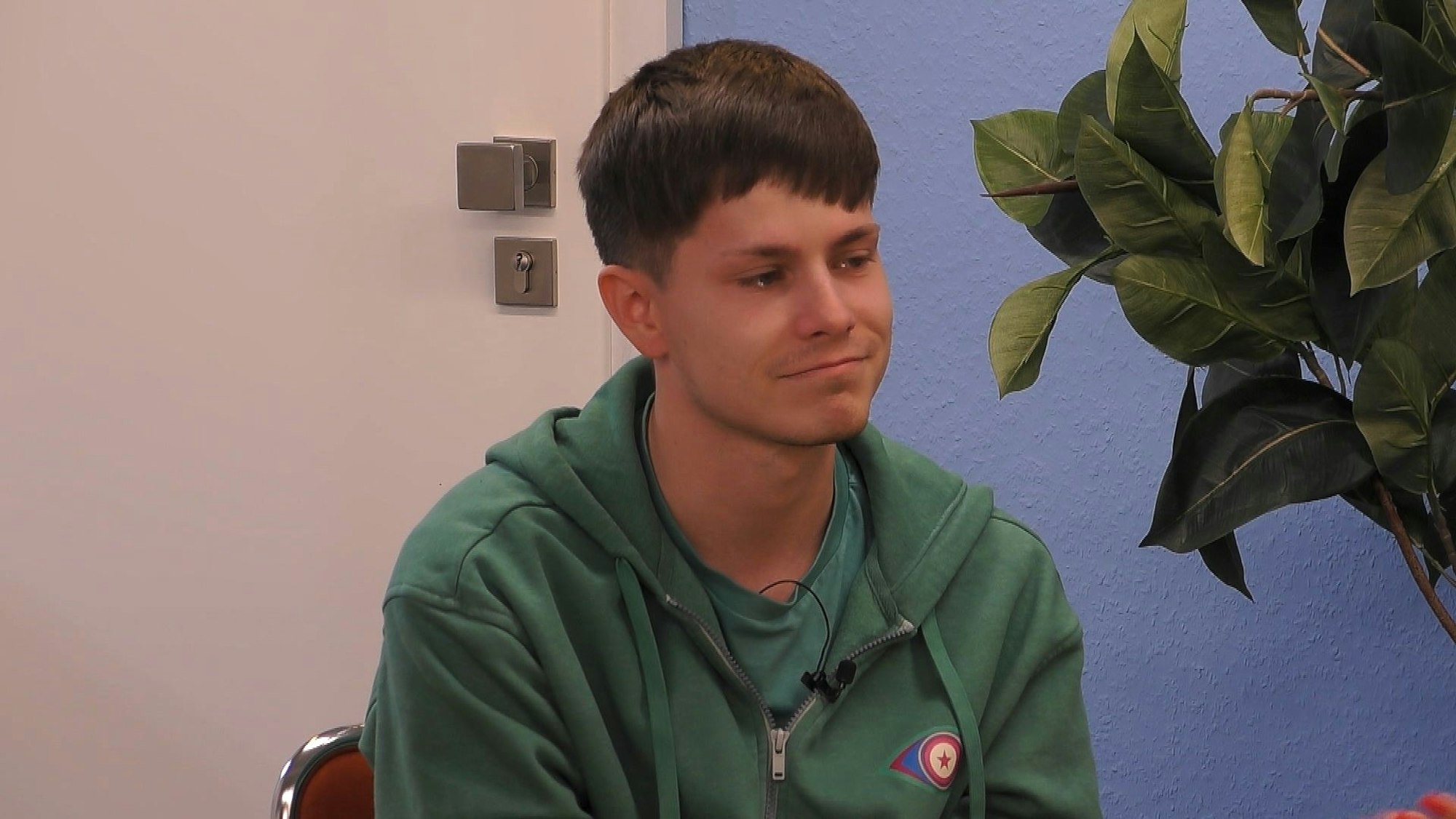 Das Foto stammt aus der Sat.1-Show „Promi Big Brother“ und zeigt den Kandidaten Marco Strecker, der mit Tränen in den Augen in die Ferne schaut.