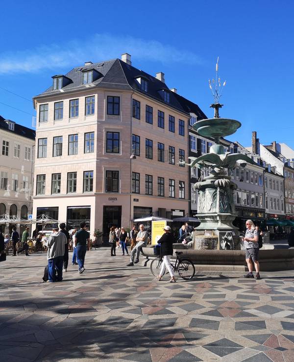 Das Foto zeigt Stortorget, den historischen Marktplatz im Zentrum Malmös.