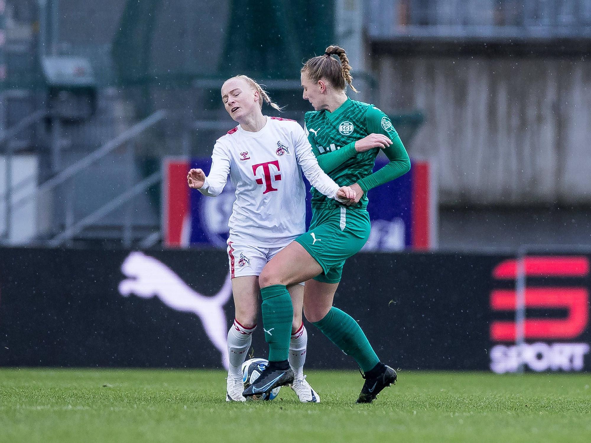 FC-Spielerin Anna Gerhardt im Zweikampf mit Essens Annalena Rieke während des Achtelfinales im DFB-Pokal am Samstag (25. November 2023).