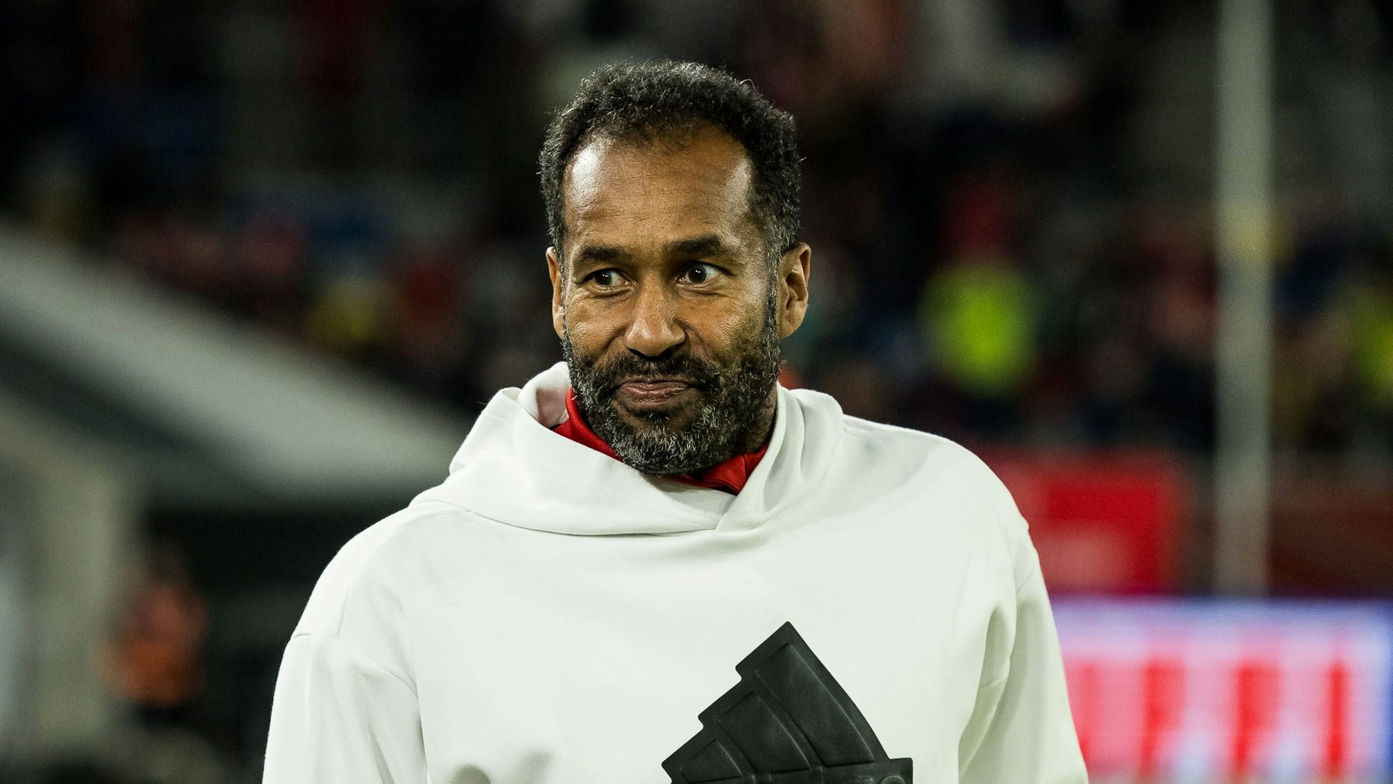 Fortuna Düsseldorfs Cheftrainer Daniel Thioune verzieht beim Spiel gegen Wehen Wiesbaden an der Seitenlinie den Mund.