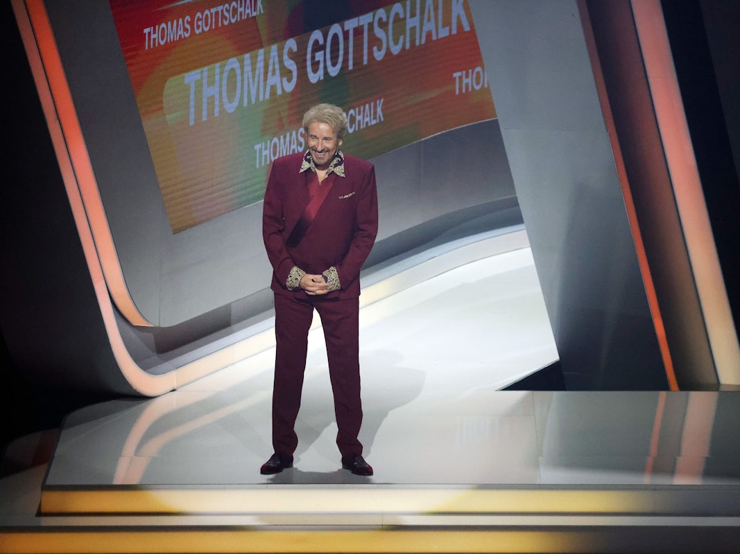 Moderator Thomas Gottschalk kommt zu Beginn der ZDF-Show „Wetten, dass..?“ auf die Bühne.