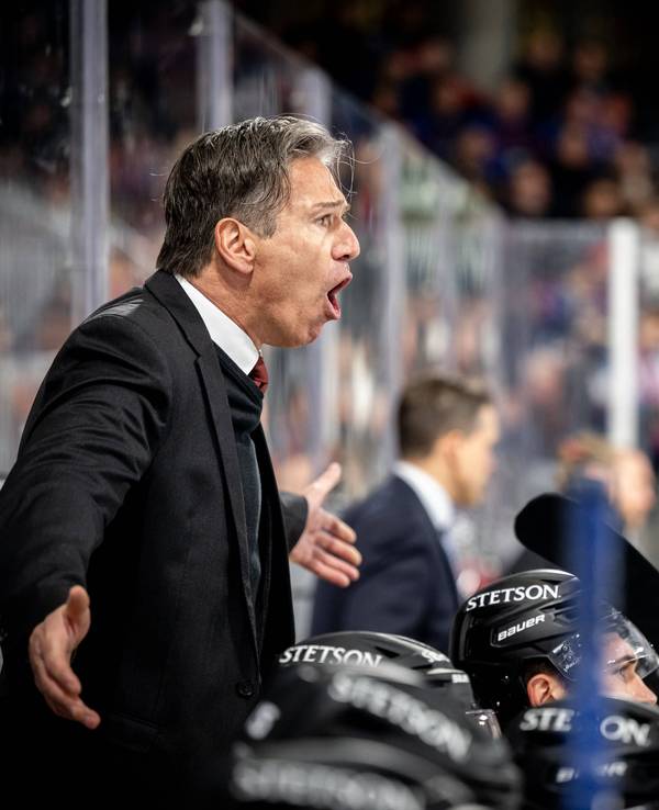 Uwe Krupp Trainer, Headcoach der Kölner Haie, brüllt hinter der Bande.