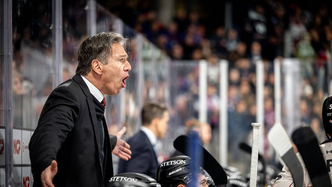 Uwe Krupp Trainer, Headcoach der Kölner Haie, brüllt hinter der Bande.