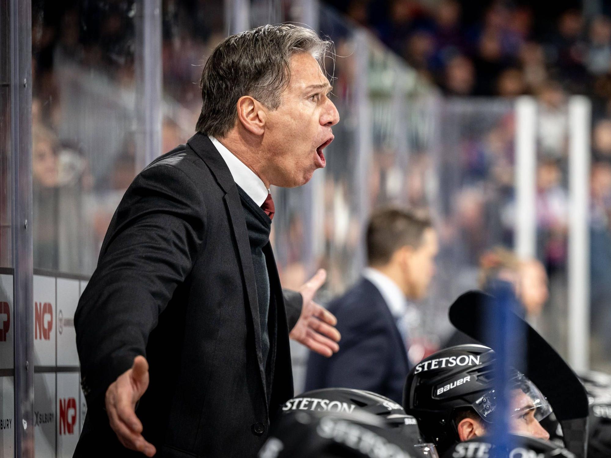 Uwe Krupp Trainer, Headcoach der Kölner Haie, brüllt hinter der Bande.