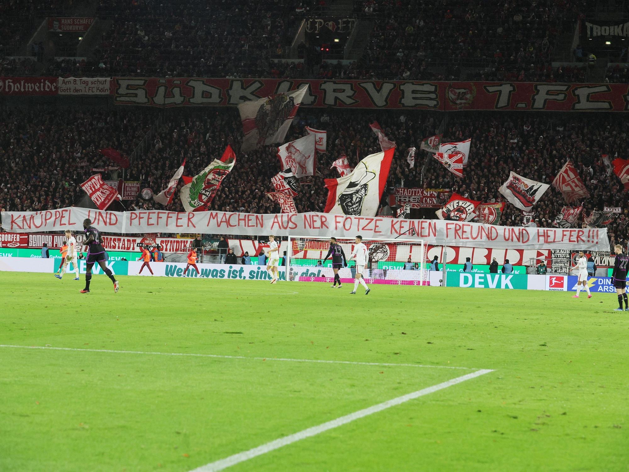 FC-Fans zeigen Plakate gegen die Polizei.