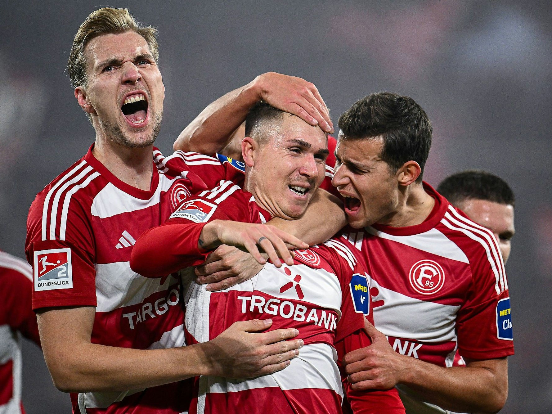 Vincent Vermeij, Felix Klaus und Tim Oberdorf bejubeln gemeinsam ein Tor.