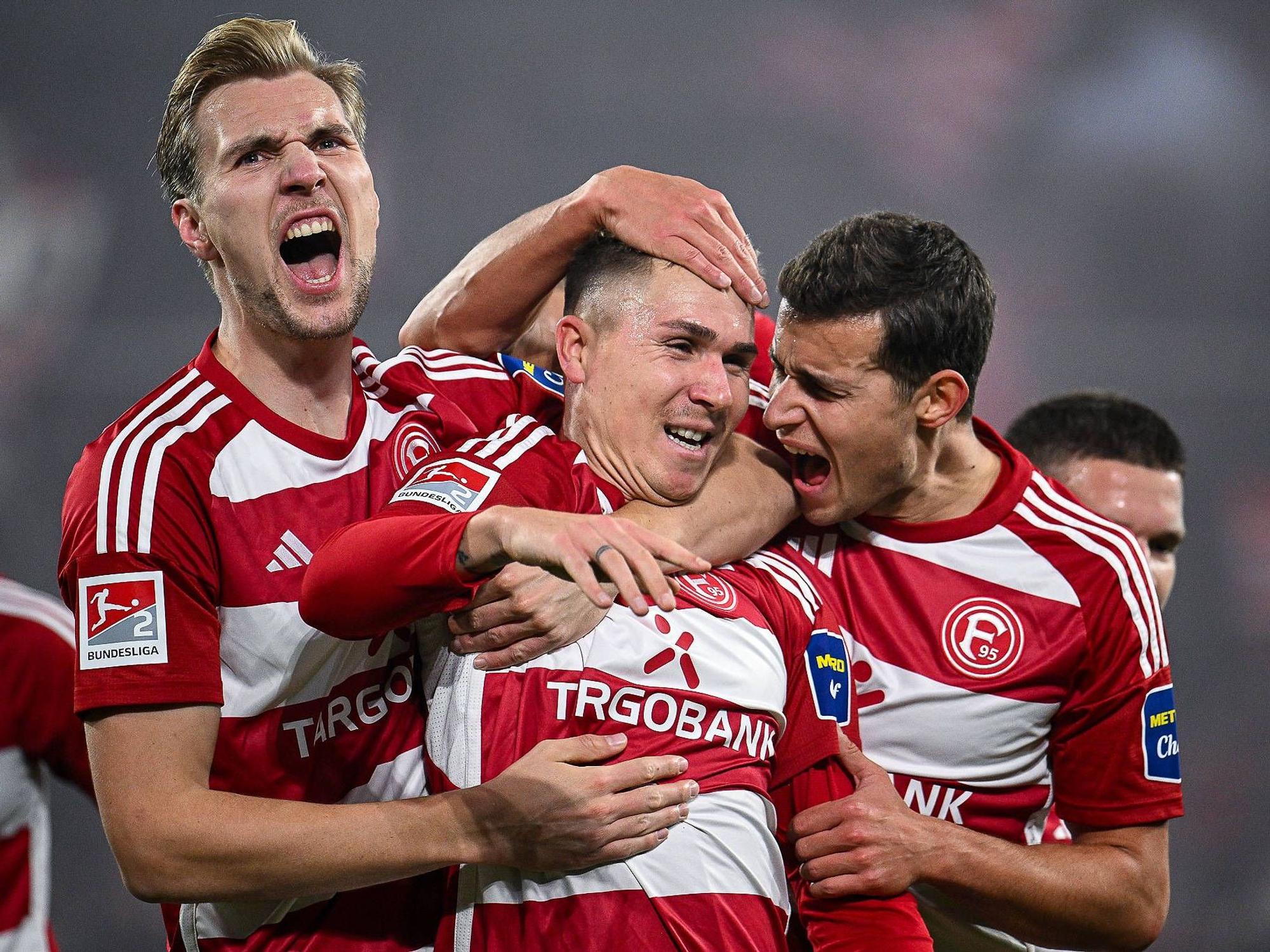 Vincent Vermeij, Felix Klaus und Tim Oberdorf bejubeln gemeinsam ein Tor.