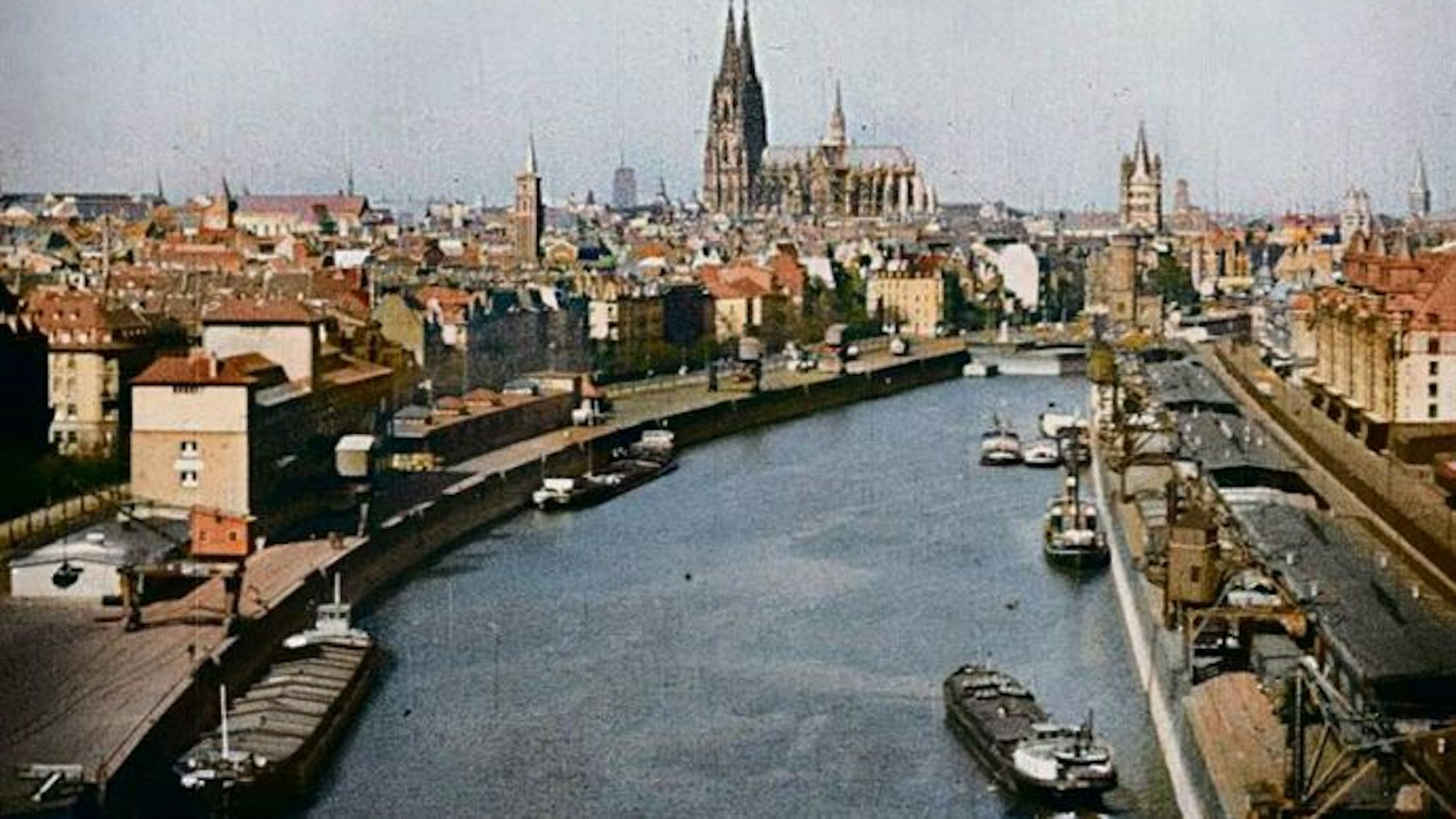 Ein Blick auf den Kölner Rheinauhafen im Süden der Stadt Ende der 1920er Jahre.