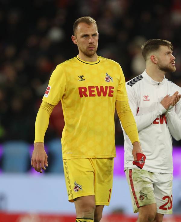 Marvin Schwäbe verlässt nach dem Bayern-Spiel geknickt das Feld.