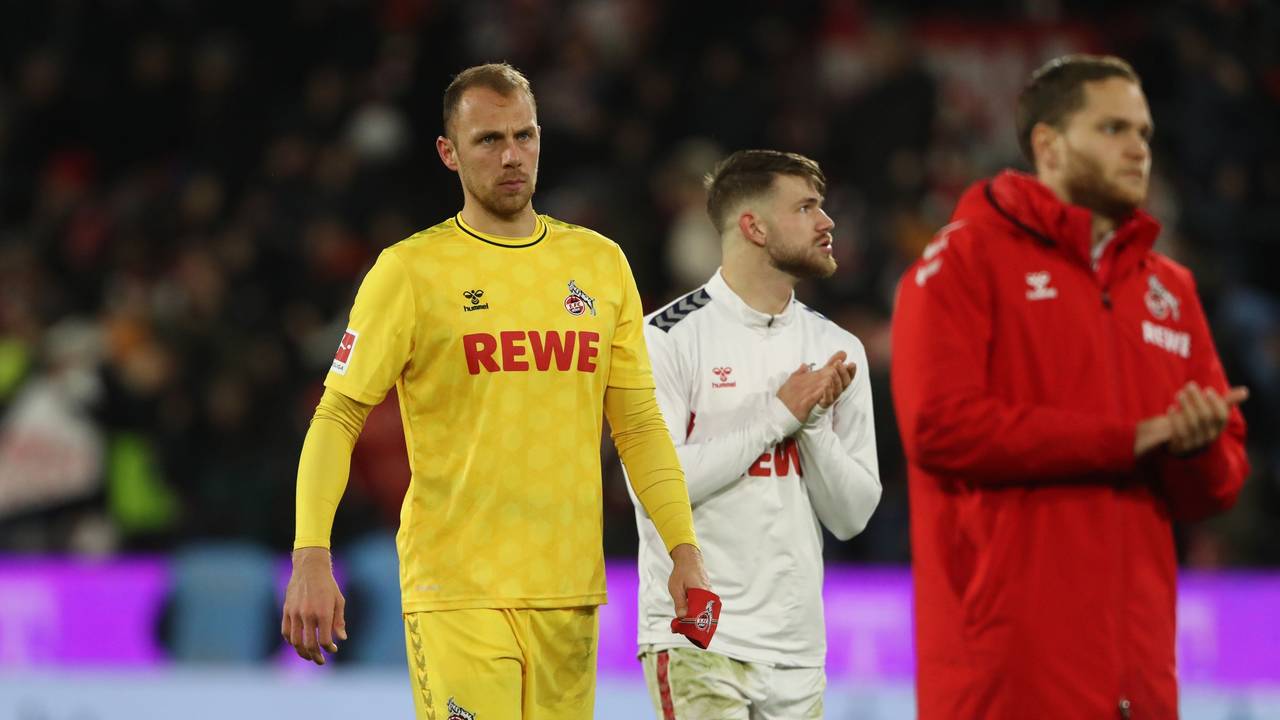 Marvin Schwäbe verlässt nach dem Bayern-Spiel geknickt das Feld.