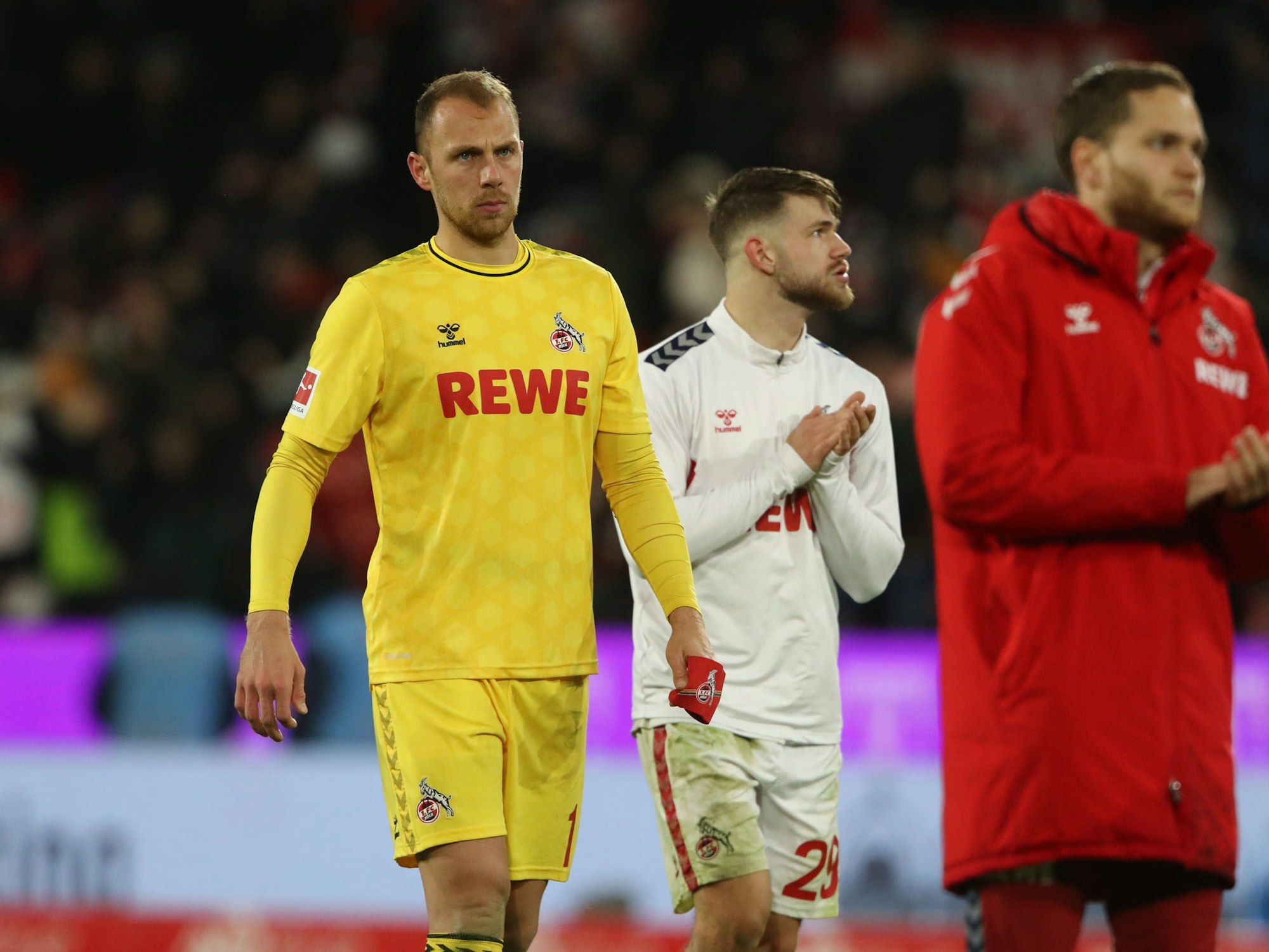 Marvin Schwäbe verlässt nach dem Bayern-Spiel geknickt das Feld.