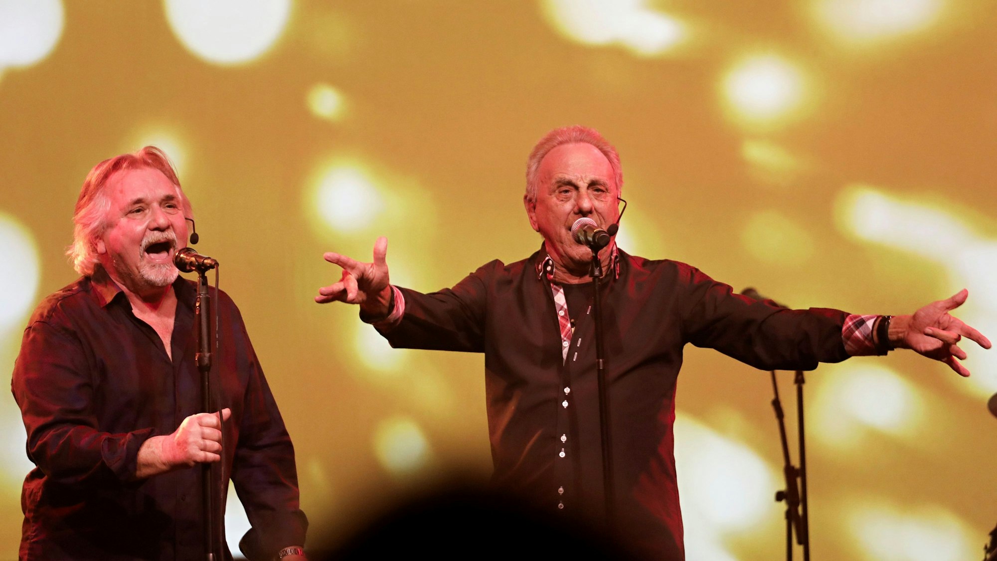 Tommy Engel und Erry Stoklosa stehen auf der Bühne.