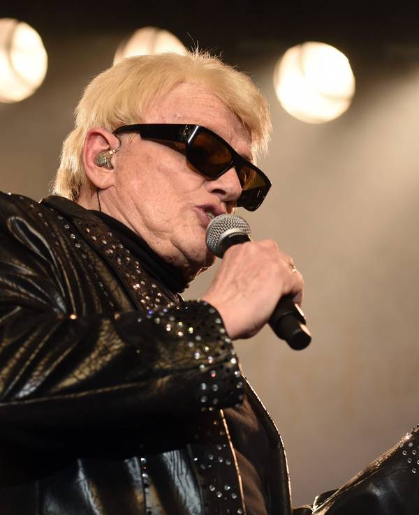 Sänger Heino steht bei einem Konzert in der Kölner Live Music Hall mit einem Mikrofon in der Hand auf der Bühne.