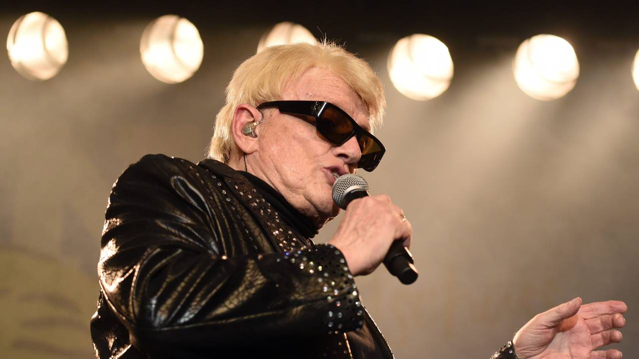 Sänger Heino steht bei einem Konzert in der Kölner Live Music Hall mit einem Mikrofon in der Hand auf der Bühne.