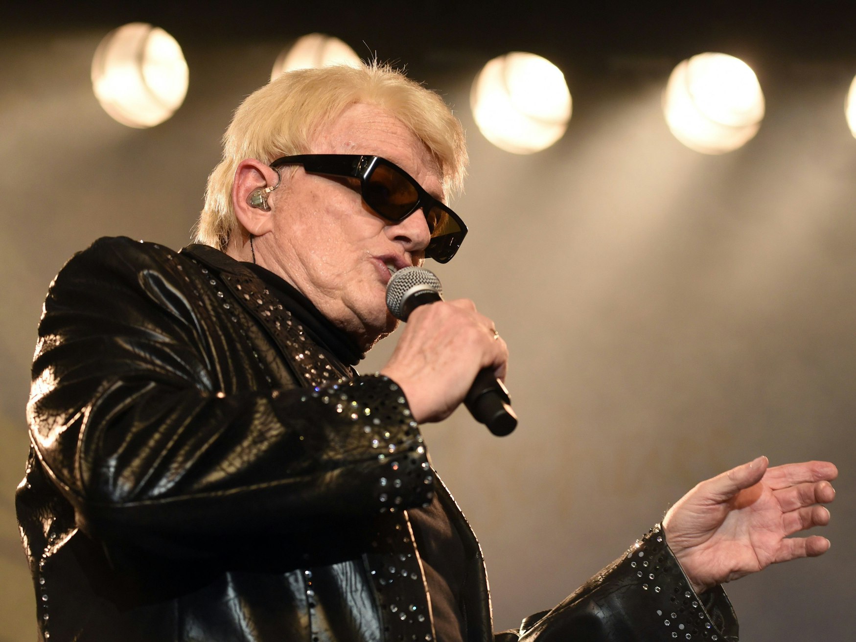 Der Sänger Heino steht im März 2019  in der Live Music Hall in Köln auf der Bühne.