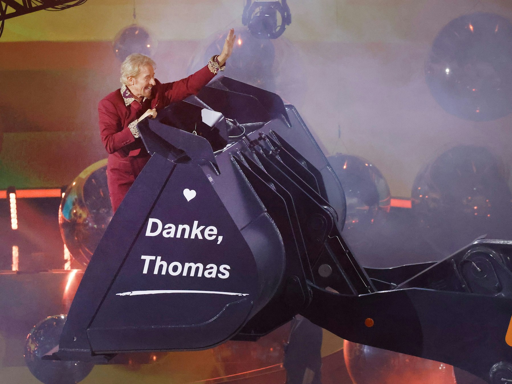 Moderator Thomas Gottschalk wird am Ende der ZDF-Show „Wetten, dass..?“ am 25. November 2023 in einer Baggerschaufel aus dem Studio gefahren. Gottschalk moderierte die Show zum letzten Mal.