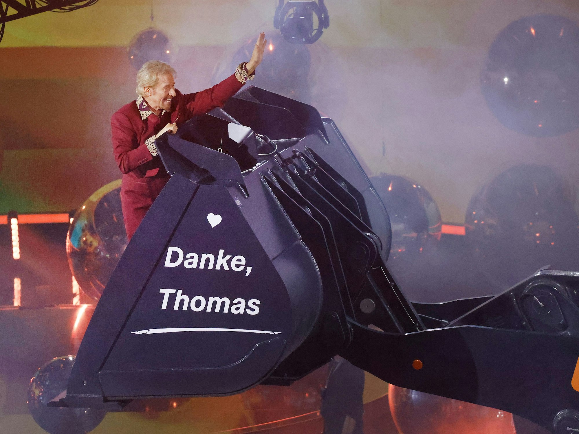 Moderator Thomas Gottschalk wird am Ende der ZDF-Show „Wetten, dass..?“ am 25. November 2023 in einer Baggerschaufel aus dem Studio gefahren. Gottschalk moderierte die Show zum letzten Mal.