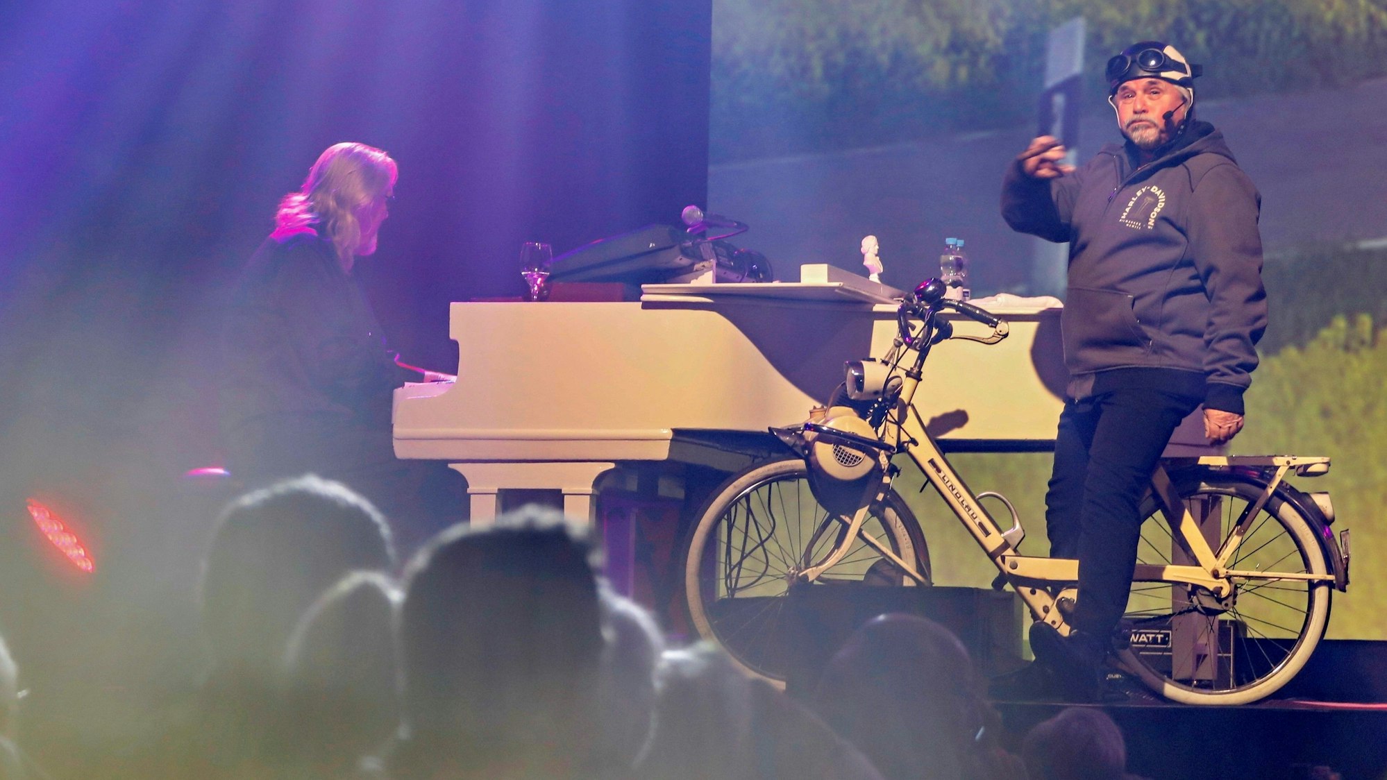 Tommy Engel rollte mit einem Moped auf die Bühne.