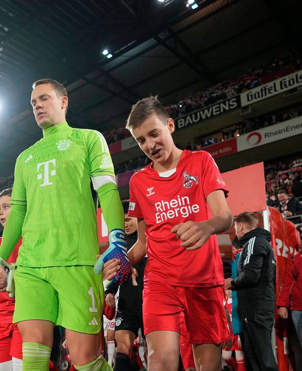 Manuel Neuer geht auf das Spielfeld in Köln.