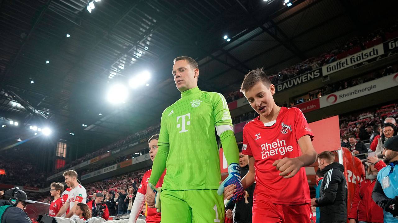 Manuel Neuer geht auf das Spielfeld in Köln.