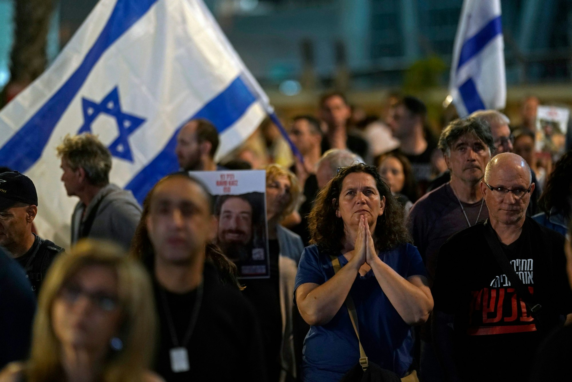 Menschen nehmen an einer Solidaritätskundgebung für die im Gazastreifen festgehaltenen Geiseln in der Nähe des Kunstmuseums in Tel Aviv, Israel, teil, Samstag, 25. November 2023.