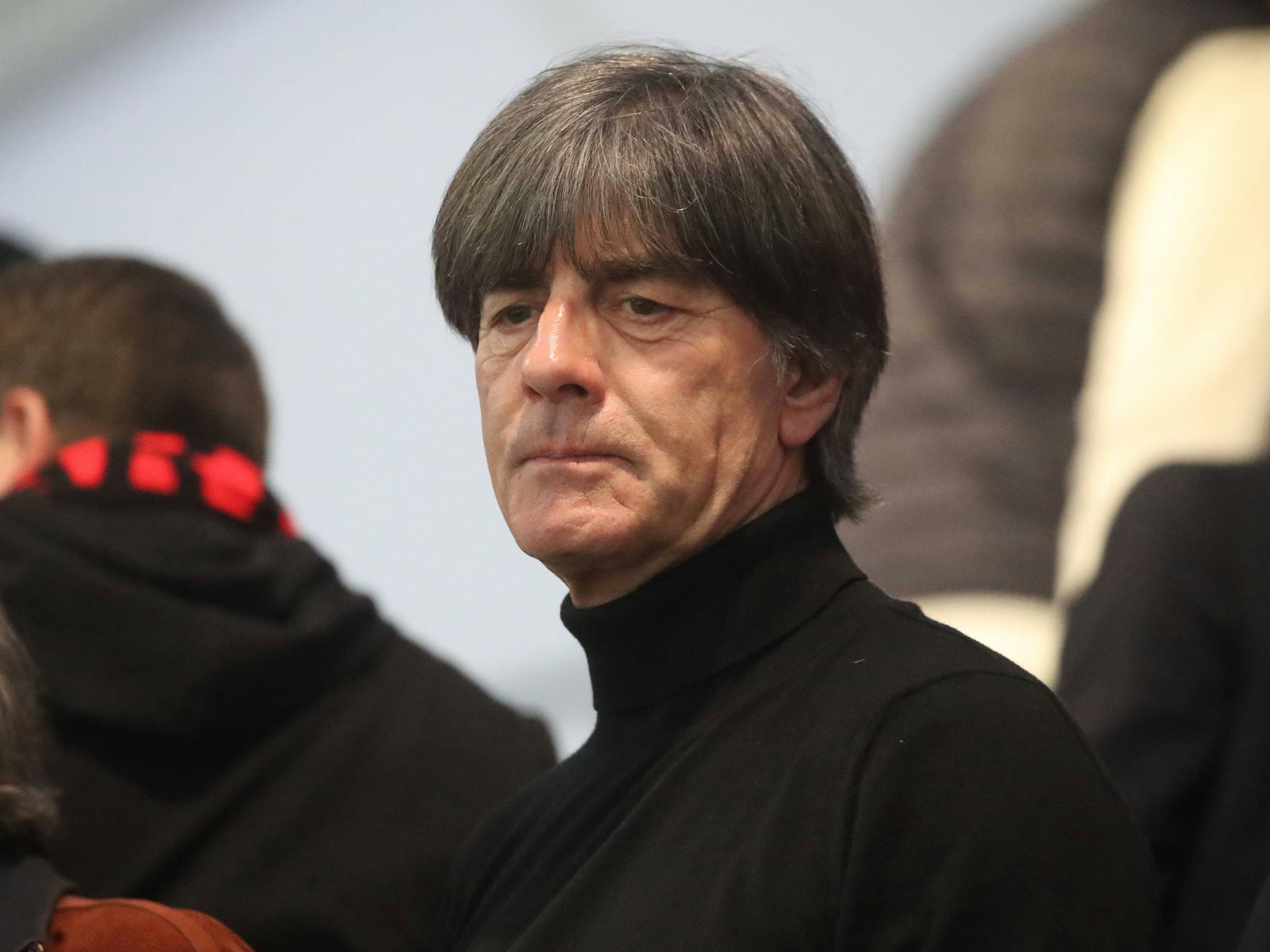 Jogi Löw sitzt auf der Tribüne.