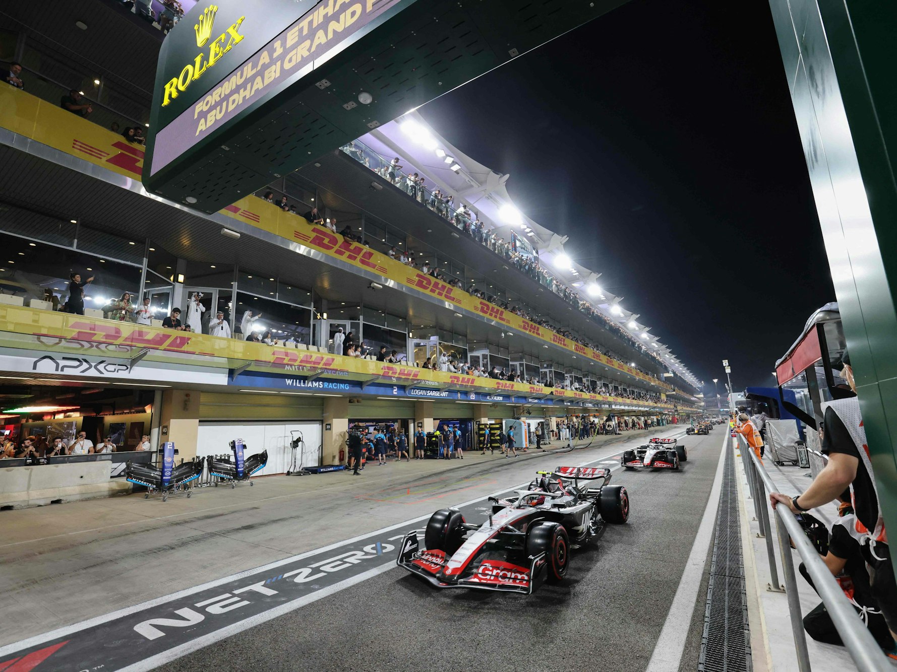 Nico Hülkenberg in seinem Boliden in der Boxengasse.