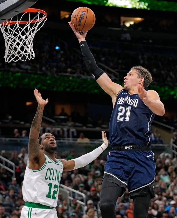 Moritz Wagner (21), Center der Orlando Magic, wirft am 24. November 2023 gegen Oshae Brissett (12) von den Boston Celtics.