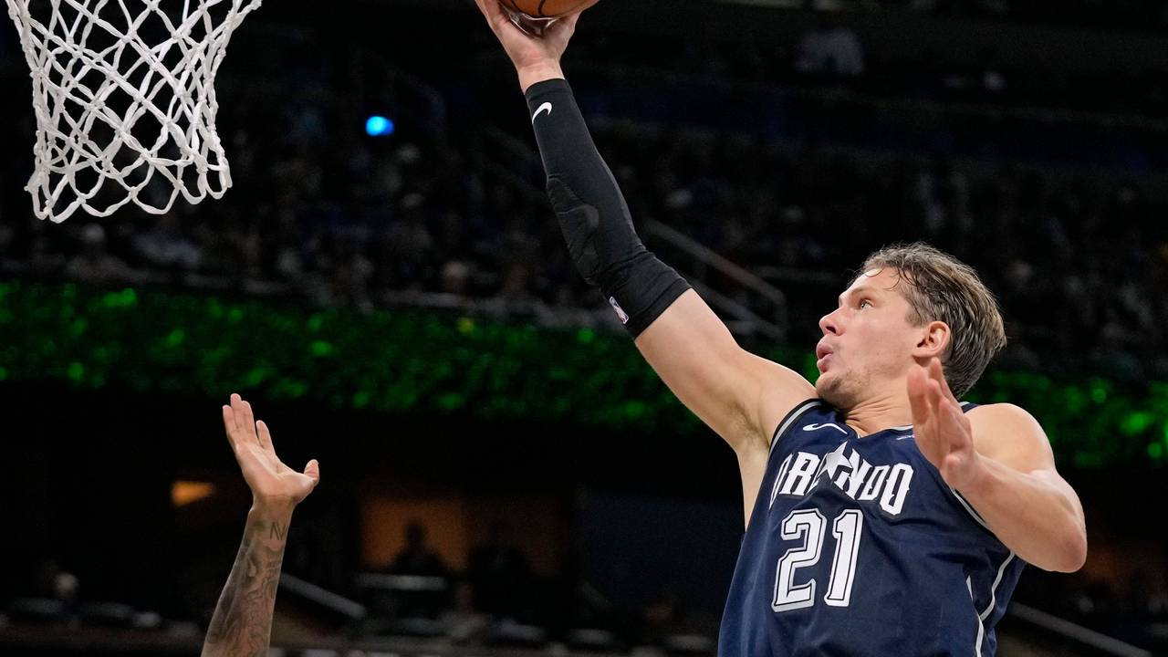 Moritz Wagner (21), Center der Orlando Magic, wirft am 24. November 2023 gegen Oshae Brissett (12) von den Boston Celtics.