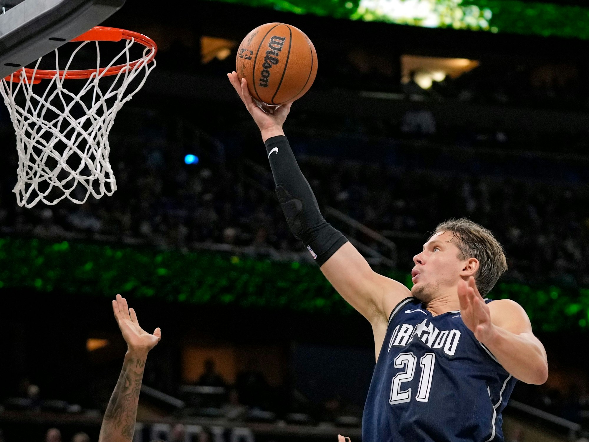 Moritz Wagner (21), Center der Orlando Magic, wirft am 24. November 2023 gegen Oshae Brissett (12) von den Boston Celtics.