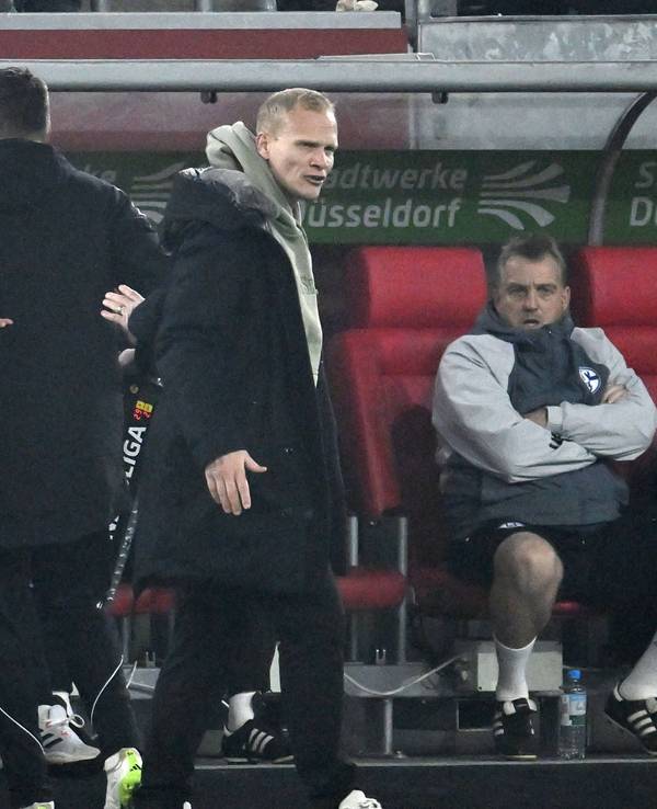 Schalke-Profi Thomas Ouwejan und Cheftrainer Karel Geraerts liefern sich an der Seitenlinie ein Wortgefecht.
