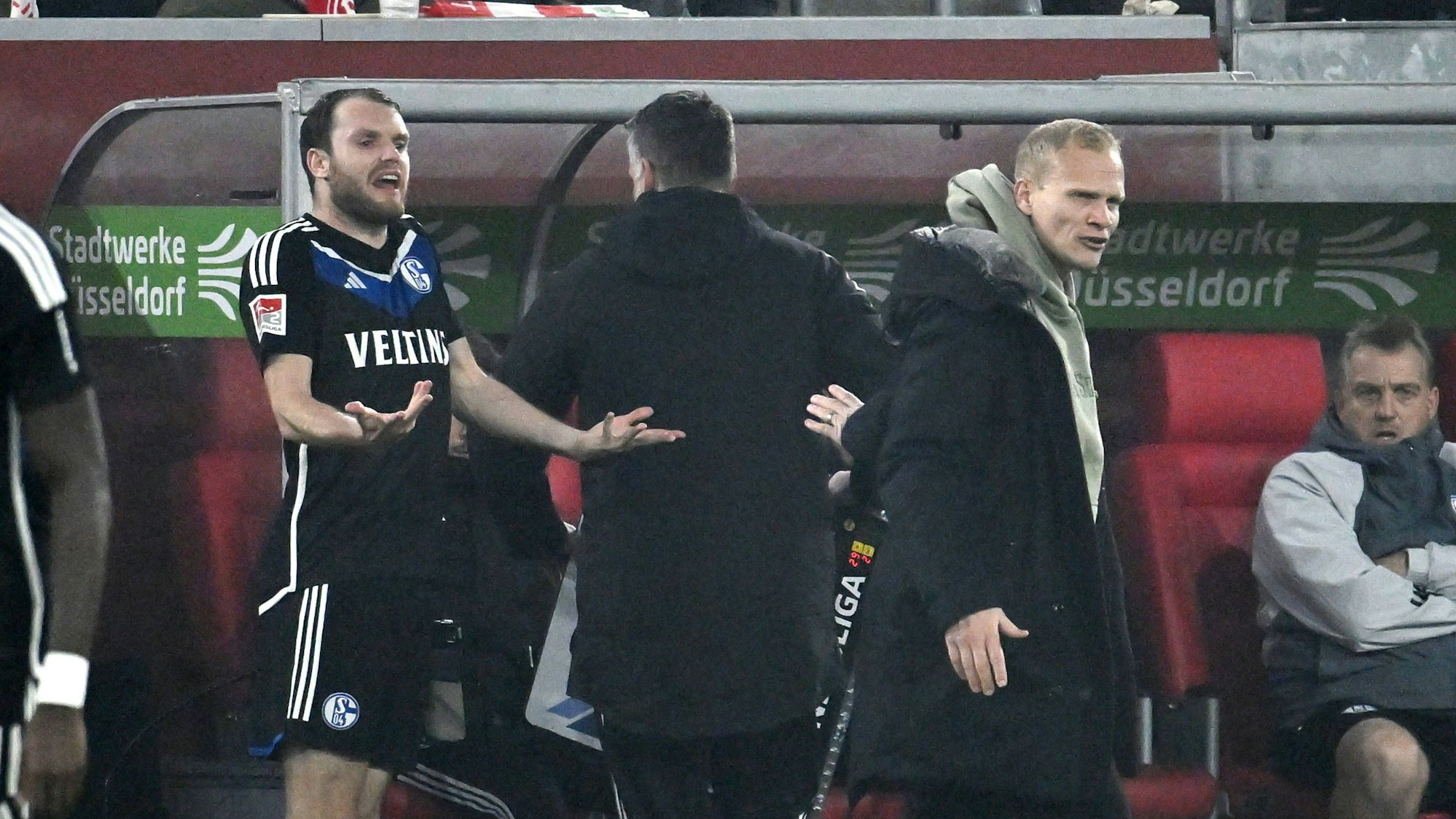 Schalke-Profi Thomas Ouwejan und Cheftrainer Karel Geraerts liefern sich an der Seitenlinie ein Wortgefecht.