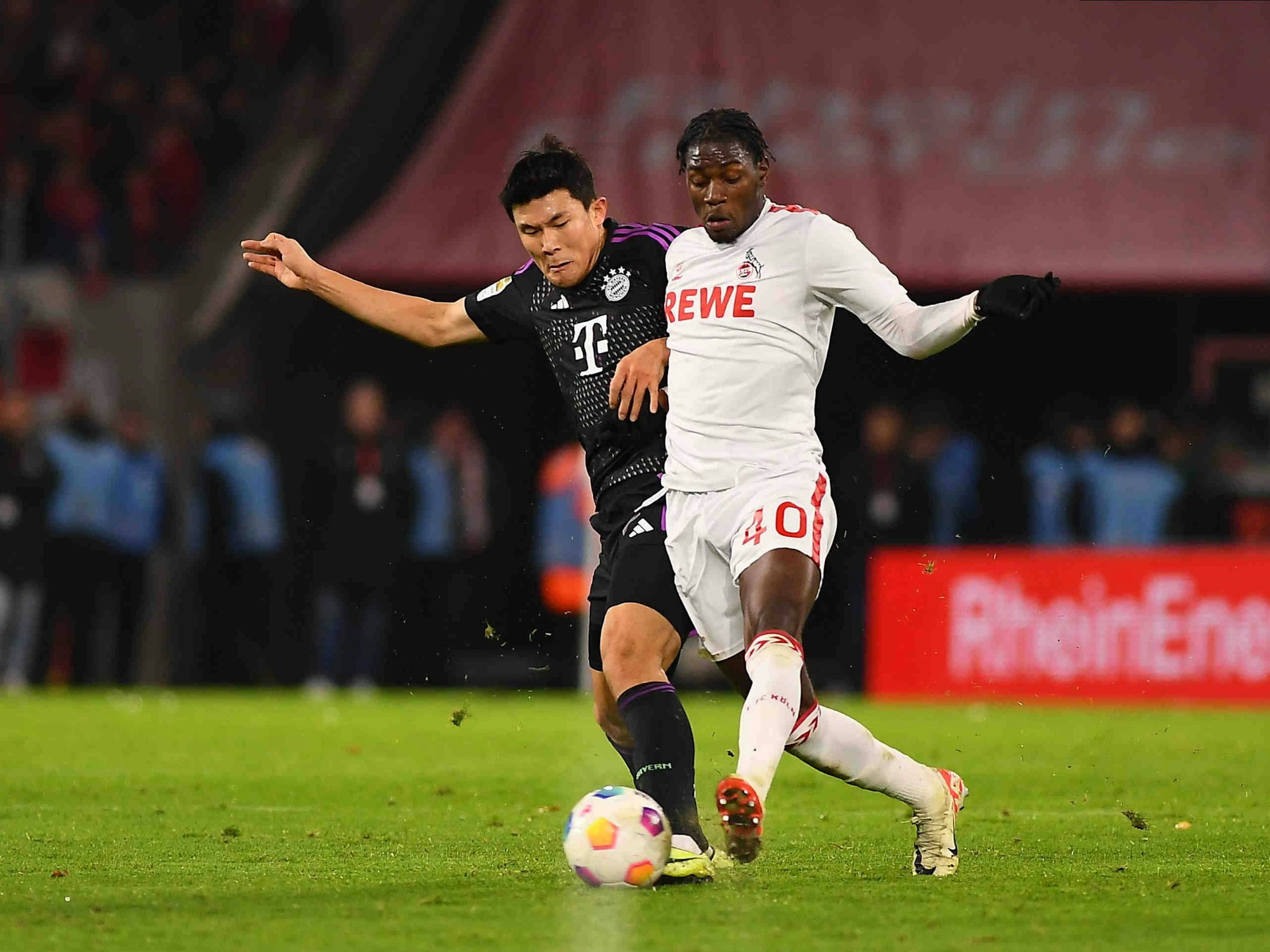 Faride Alidou im Zweikampf mit Min-jae Kim.