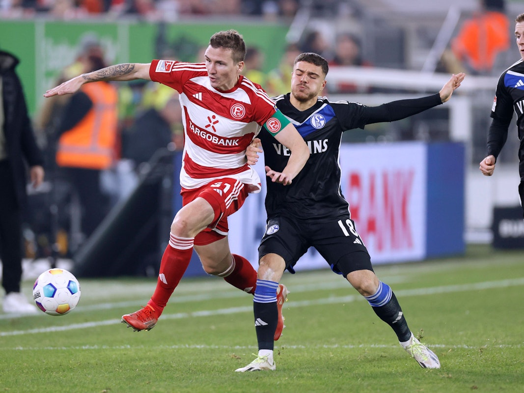 Fortuna Düsseldorfs Marcel Sobottka und Schalkes Blendi Idrizi im Zweikampf.
