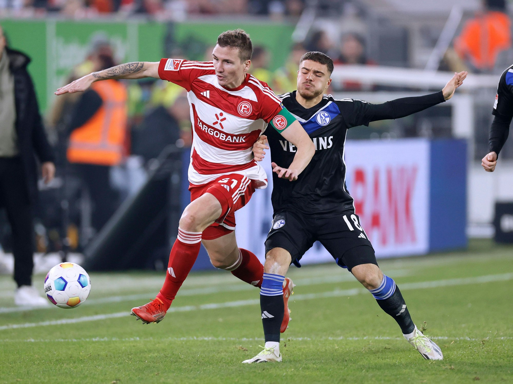 Fortuna Düsseldorfs Marcel Sobottka und Schalkes Blendi Idrizi im Zweikampf.