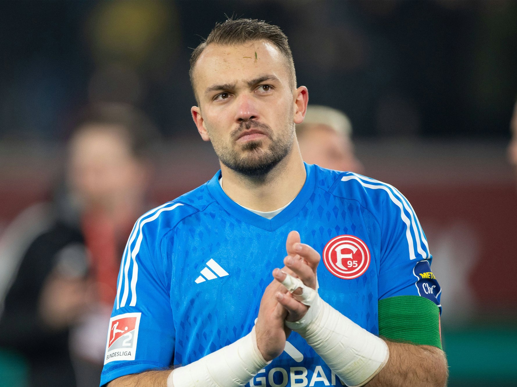 Fortuna Düsseldorfs Torwart Florian Kastenmeier applaudiert den Fans nach dem Spiel gegen den FC Schalke 04.